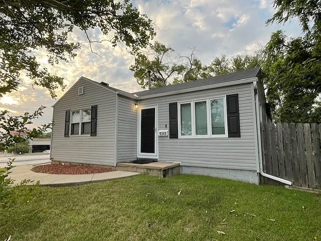 3 bed, 1.0 bath, 1300 sqft, $1,450 — Photo 2