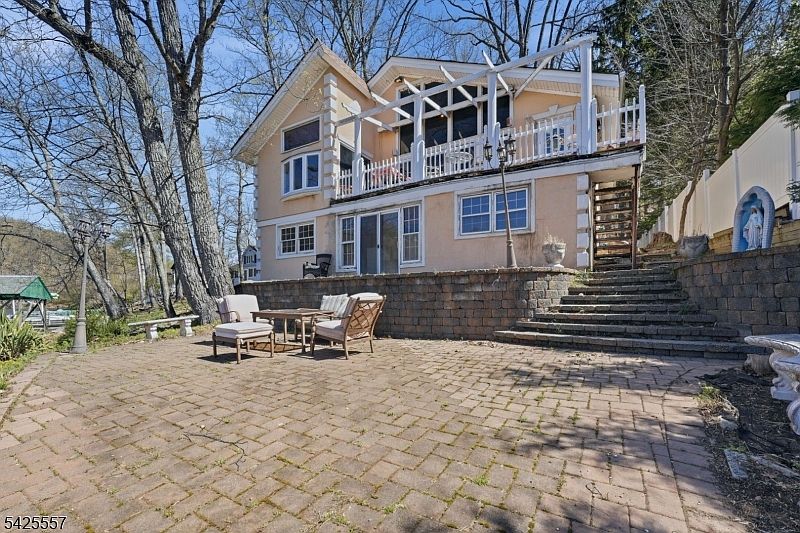 1st image of 6 Oneida Ave