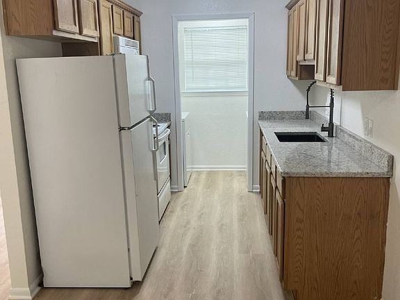 4th image of 990 W Oak St