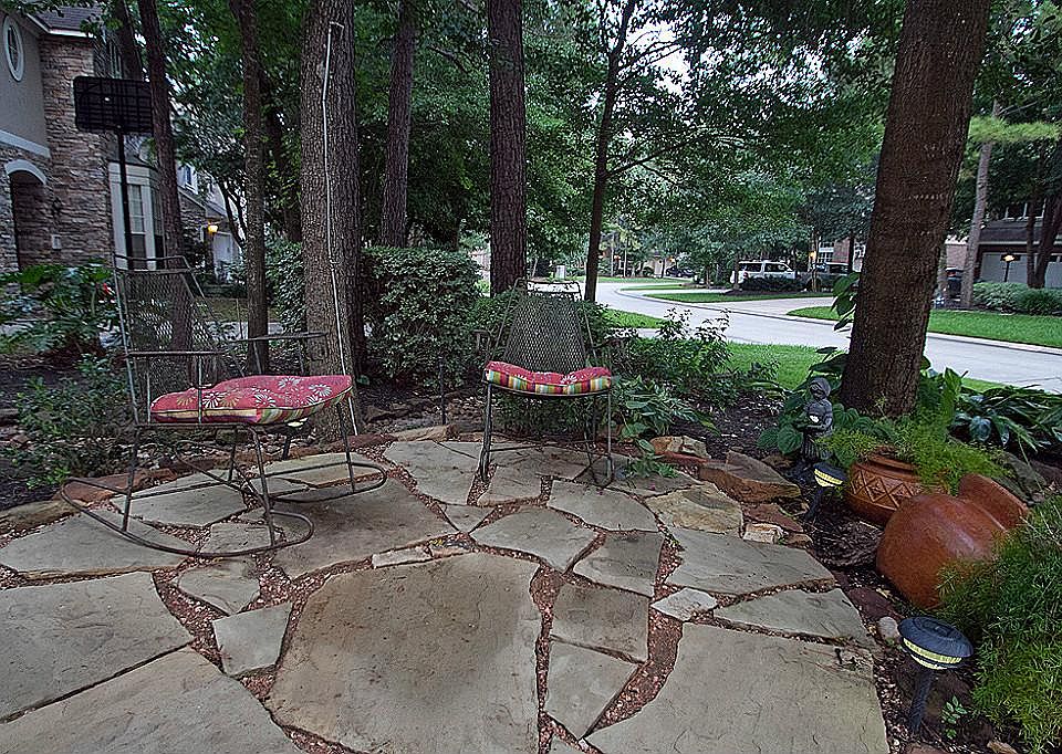Great sitting area in the front yard to enjoy morning coffee, afternoon tea or an evening beverage!