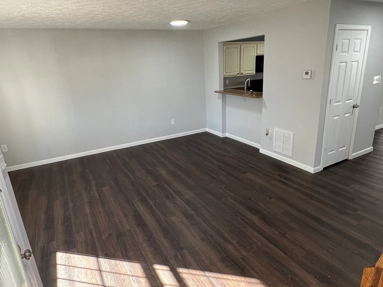 3 bed, 2.5 bath, 1374 sqft, $2,350 — Photo 3