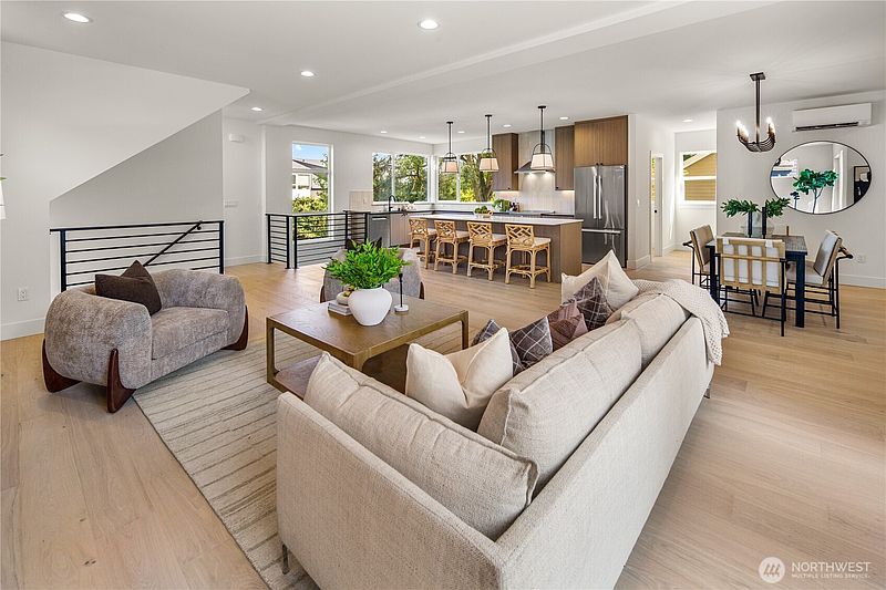 3rd image of 613 18th Avenue E