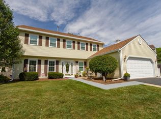 32 Magnolia Dr, Streamwood, IL 60107