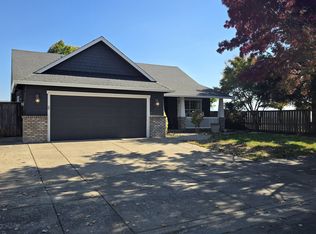 963 S 9th St, Harrisburg, OR 97446