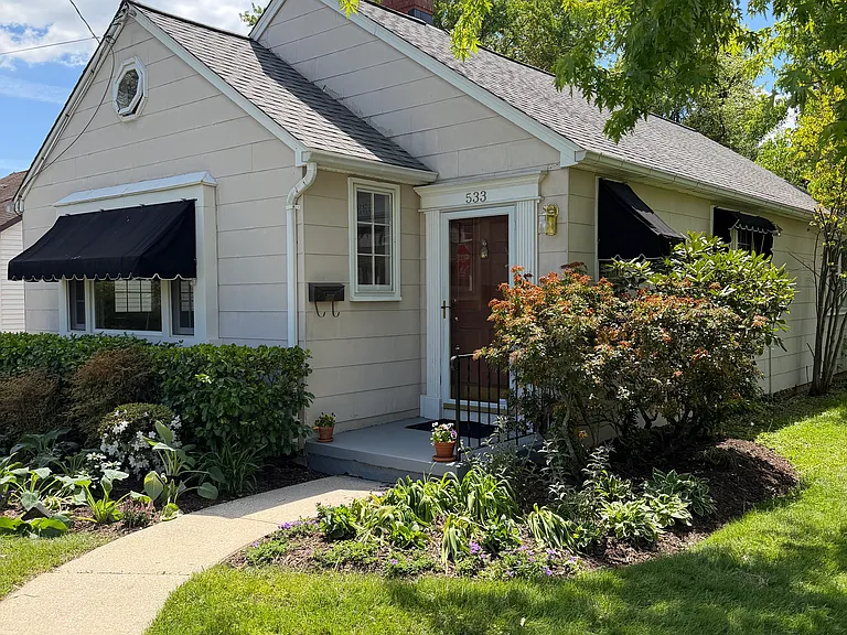 533 Morris Ave — Photo 1