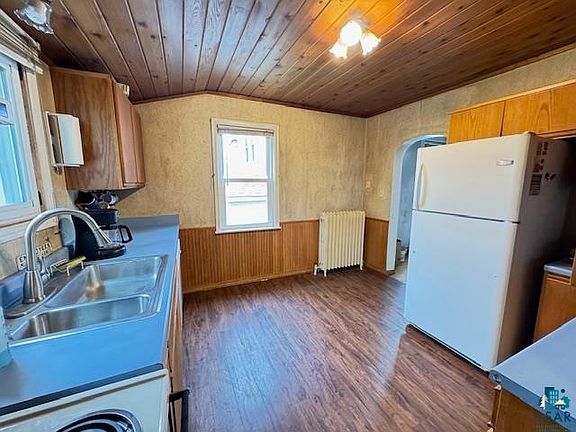 5th image of 620 N 11th Ave E