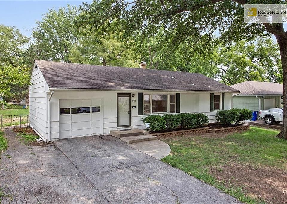 Spacious ranch with 2 car driveway