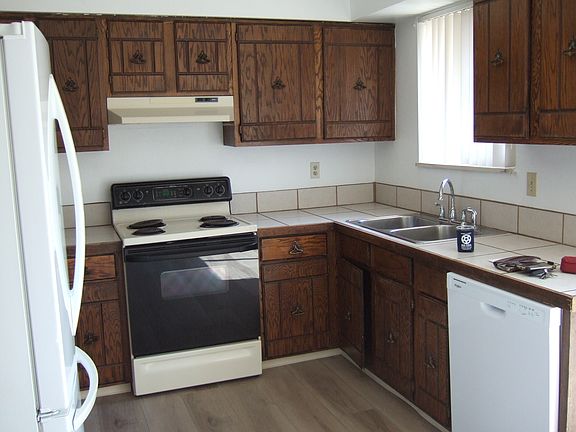 5th image of 823 Welch St