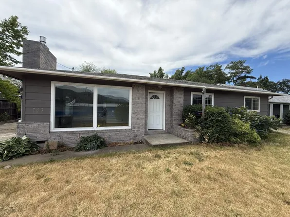 733 NE Wharton Dr, Grants Pass, OR 97526