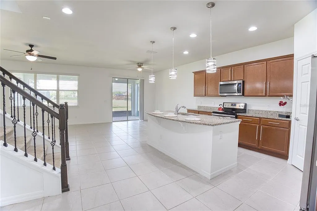 4 bed, 2.5 bath, 2612 sqft, $2,800 — Photo 4