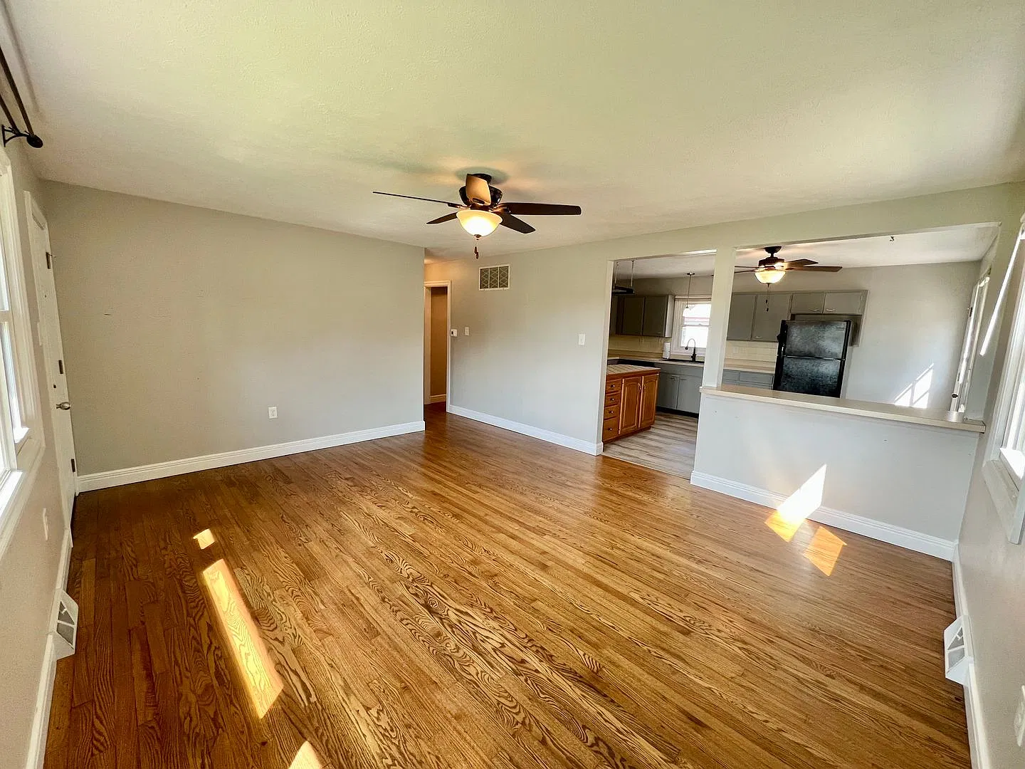 Charming 3 Bed 1 Bath in Great Location! — Photo 3