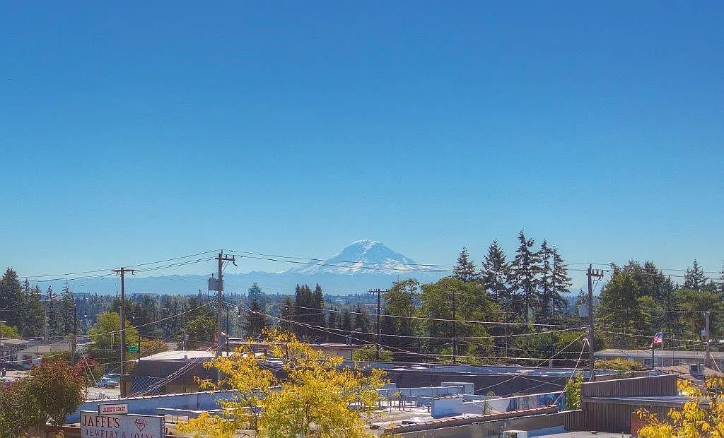 Roomy Townhouse in Downtown Burien, Excellent Walkable location! — Photo 2
