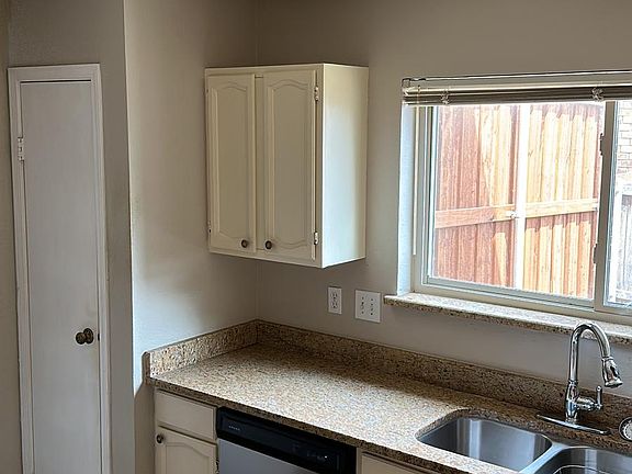 4th image of 272 Aspenway Dr #6