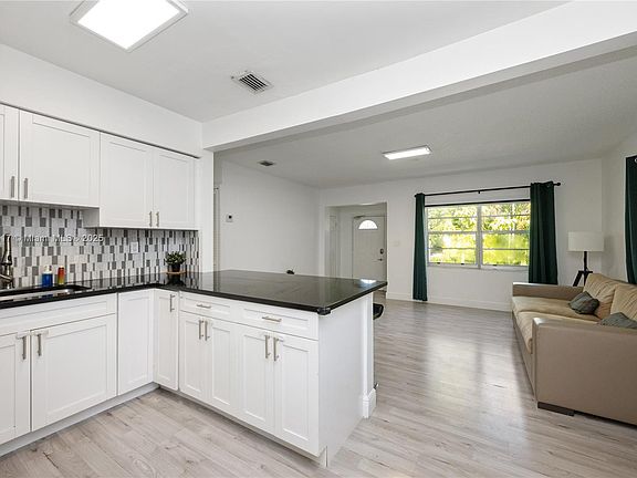 5th image of 12215 NE 12th Pl