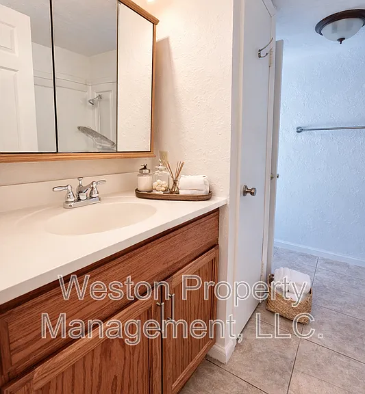 6056 Northwest Expy #1 — Photo 7