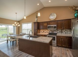 1825 Huntsboro Ln SW, Cedar Rapids, IA 52404