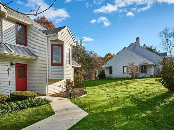 7 Burgundy Ln, Amherst, MA 01002