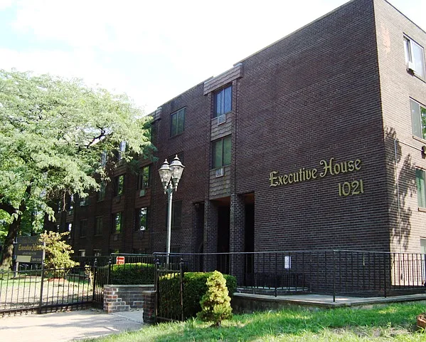 Executive House — Photo 1