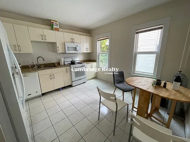 4 bed, 2.0 bath, 1800 sqft, $4,800 — Photo 4