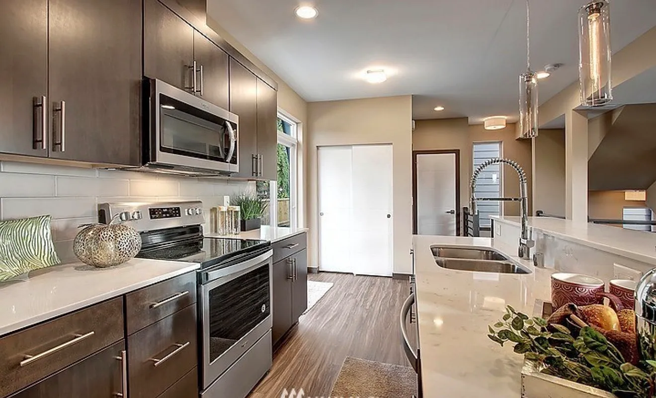 3 bed, 2.5 bath, 2002 sqft, $3,450 — Photo 4