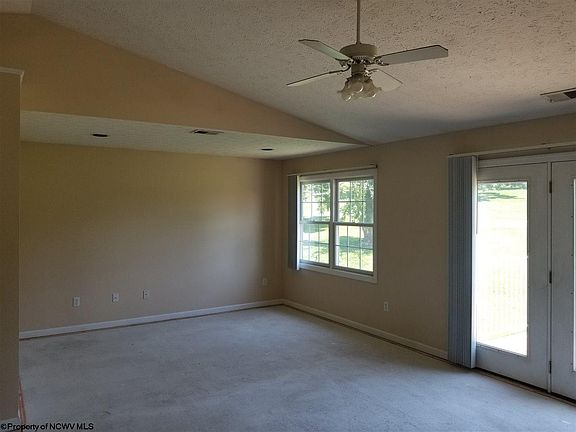 3rd image of 209 Mountain Golf Dr