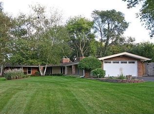 15 W Surrey Ln, Barrington, IL 60010