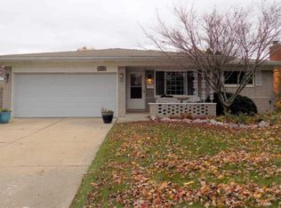 2945 Fox Hill Dr, Sterling Heights, MI 48310