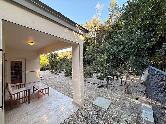 4th image of 38 Coral Way