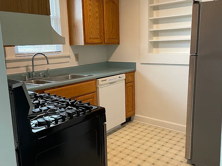 220 W Willow St — Photo 9