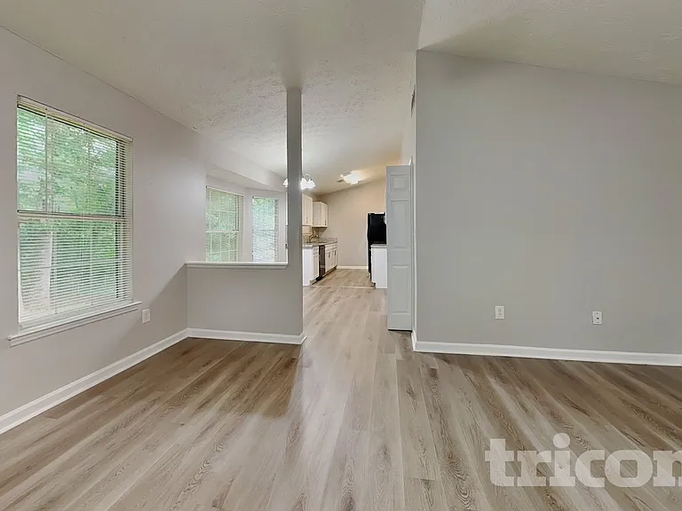 270 Rosewood Dr — Photo 3