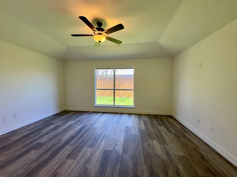 757 Eagle Dr — Photo 4