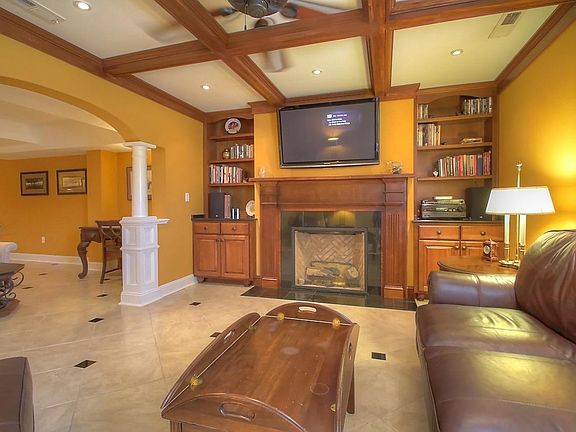 4th image of 1029 Bay Colony Dr