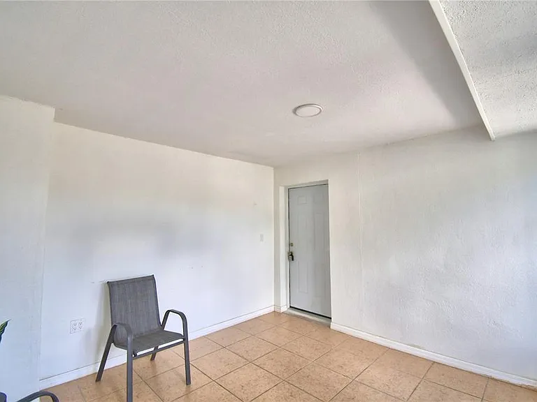 2405 Roslyn Ln #C — Photo 4