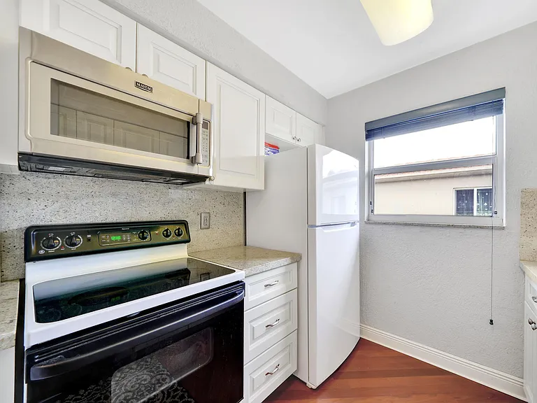 2701 Middle River Dr #11 — Photo 38