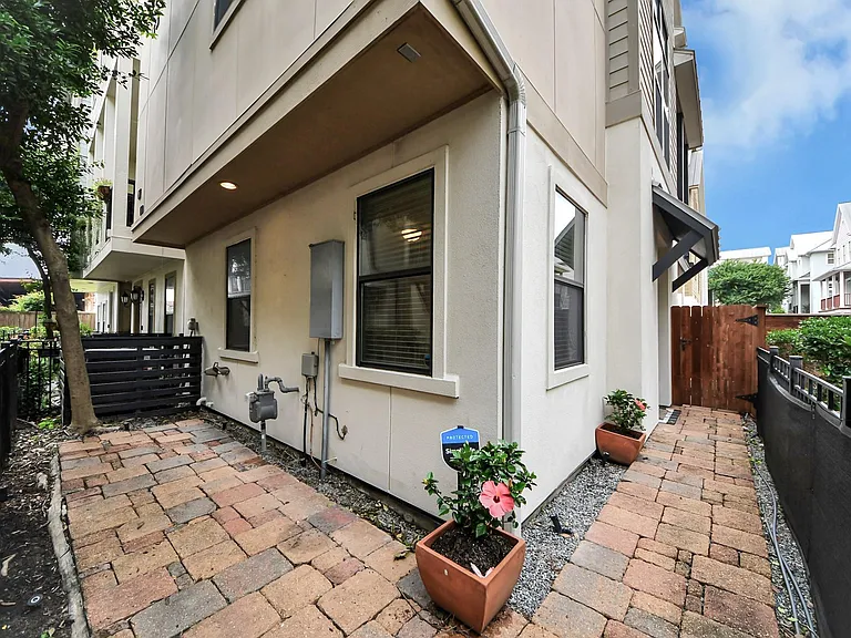 3229 Maxroy St — Photo 43