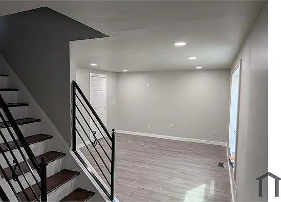6 bed, 2000 sqft, $2,450 — Photo 2