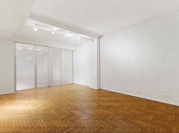 4th image of 106 Central Park S APT 8O