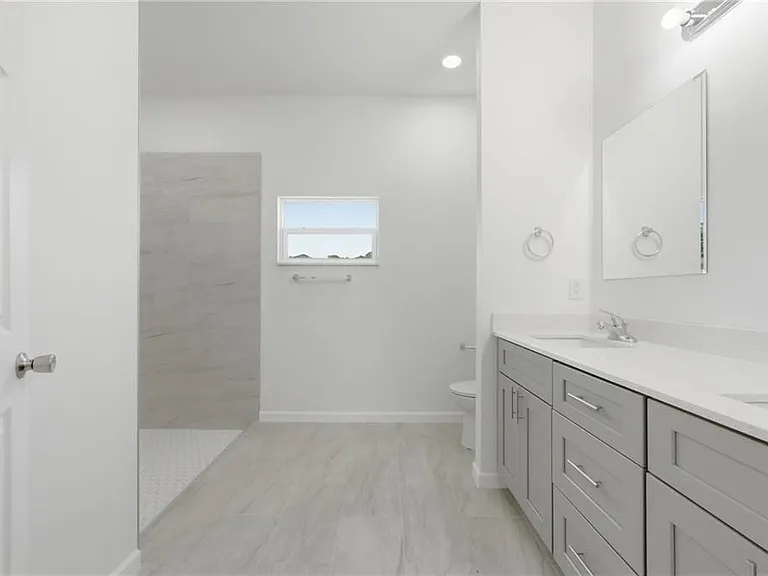 1018 Kent St E — Photo 16