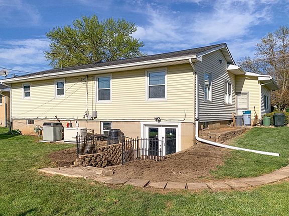 3rd image of 976 E Lawn Ave