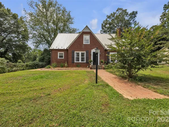 103 7th St NW, Taylorsville, NC 28681