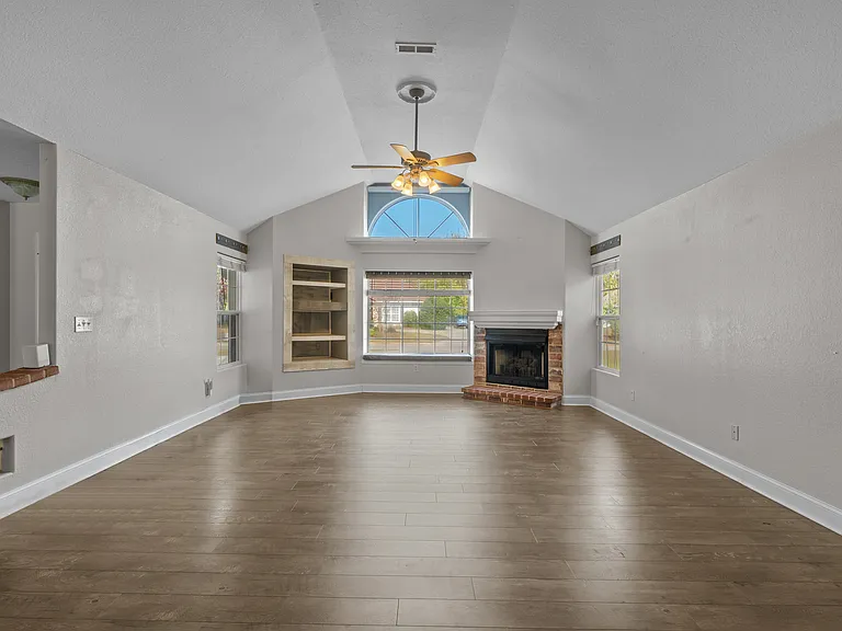 2409 Hunters Trl — Photo 7