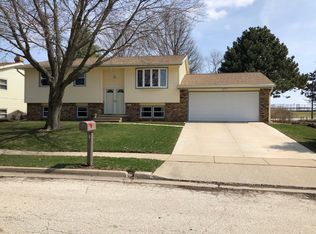 101 N Evergreen Ln, Bloomington, IL 61704