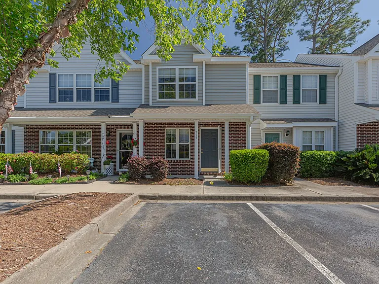754 Aspen Dr — Photo 2