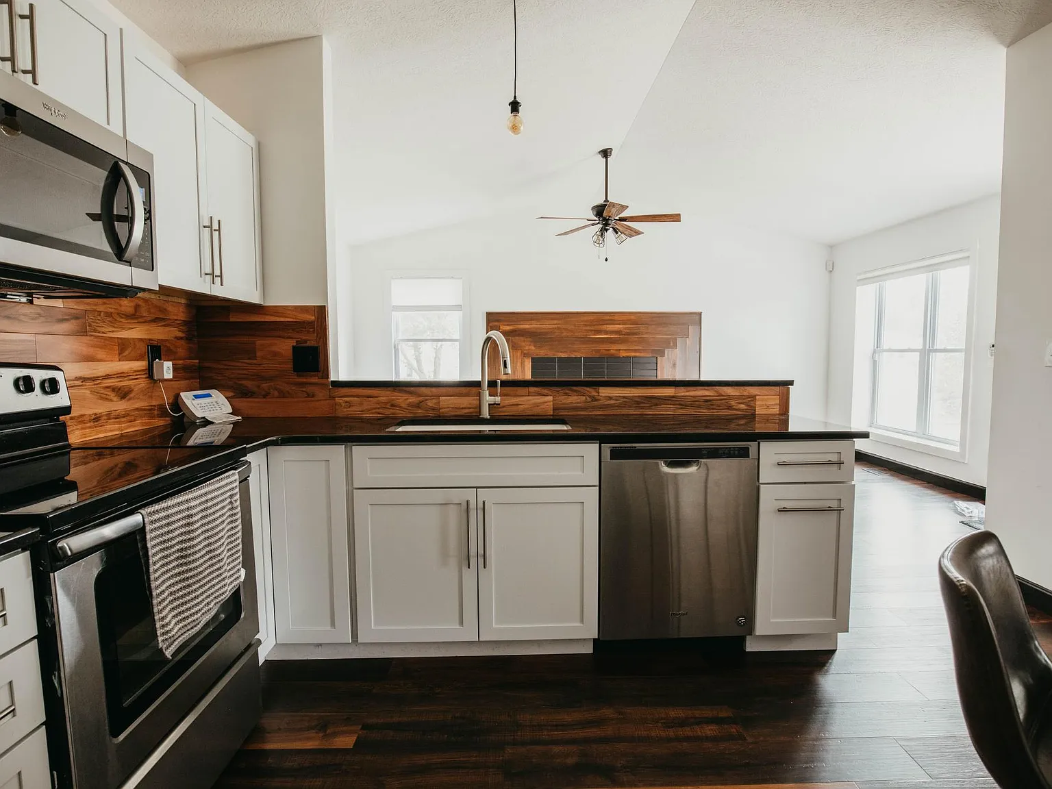 3 bed, 1206 sqft, $2,300 — Photo 3