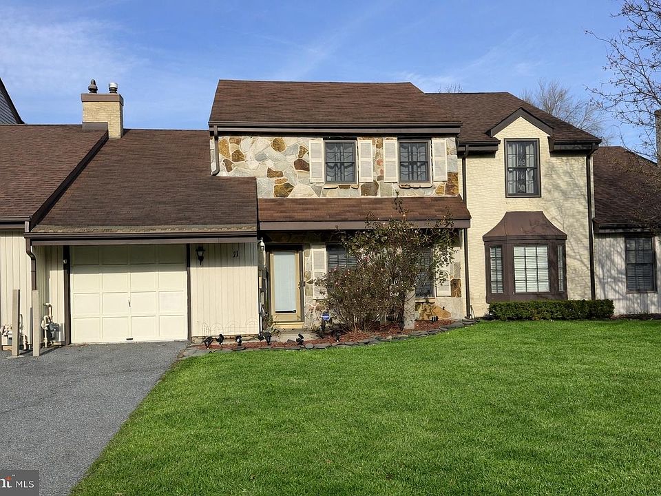 1st image of 11 S Turnberry Dr