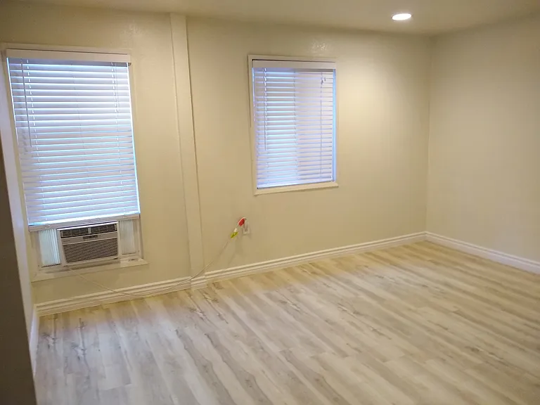 2326 Riverside Dr — Photo 12