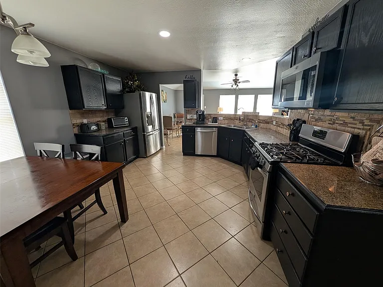 714 N Vista Dr — Photo 6