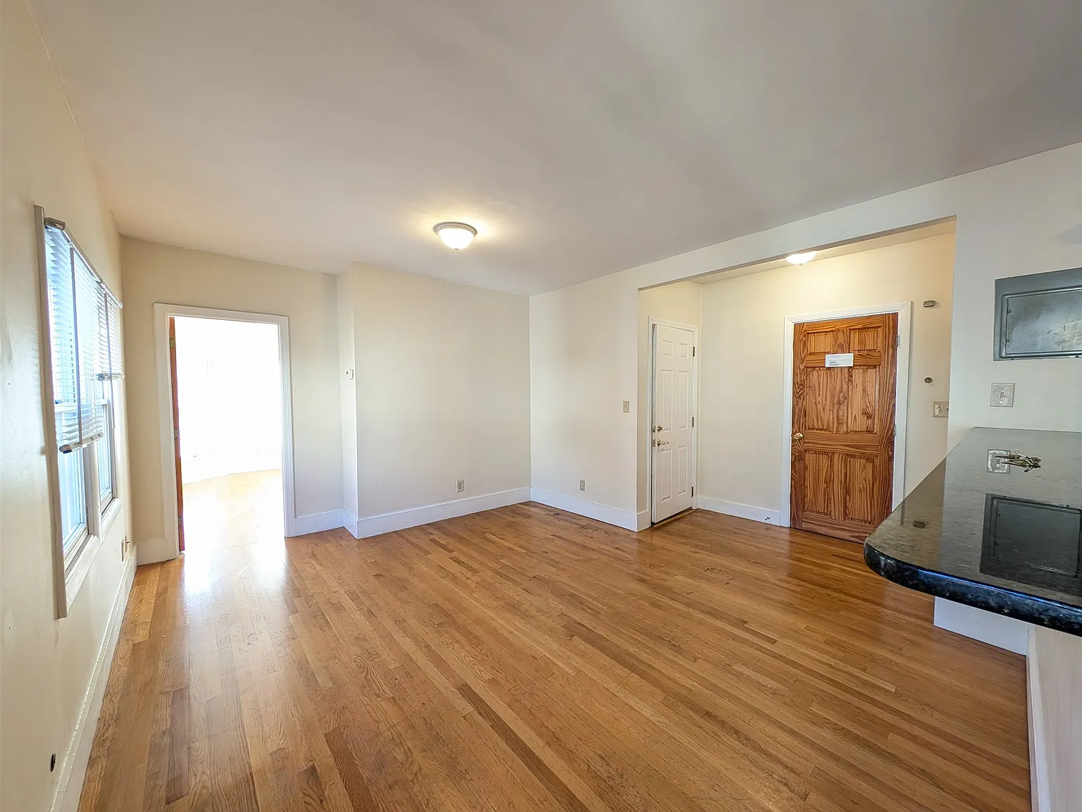 3 bed, 900 sqft, $3,200 — Photo 3