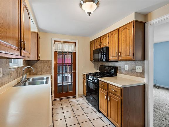 5th image of 76 Kingston Ave