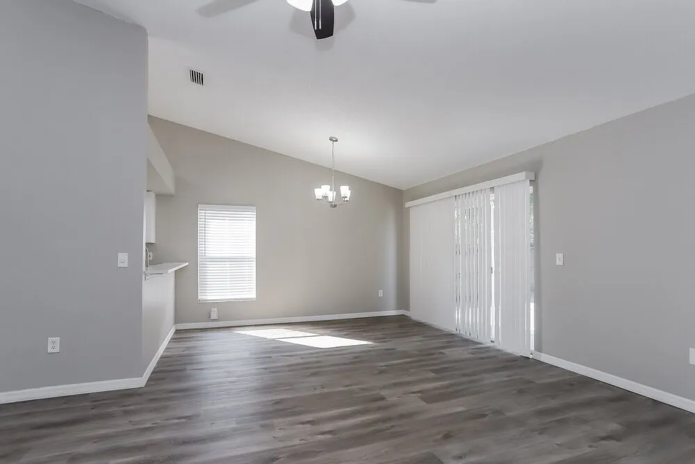 3 bed, 2.0 bath, 1363 sqft, $2,340 — Photo 3